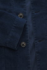 Nahaufnahme von Circolo 1901 Cord-Overshirt dunkelblau, im Slim Fit mit elastischem Baumwoll-Cord, weichem Griff, Umlegekragen, französischer Knopfleiste, aufgesetzten Hüft- und Brusttaschen, unconstructed Design und einer Innentasche, frontal fotografier