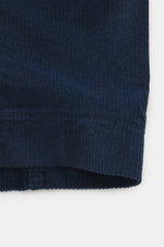 Nahaufnahme des dunkelblauen Circolo 1901 Cord-Overshirts von unten, Cord aus elastischer Baumwolle, softer Griff, Slim Fit, Umlegekragen, französische Knopfleiste, aufgesetzte Hüft- und Brusttasche, unconstructed Design, eine Innentasche.