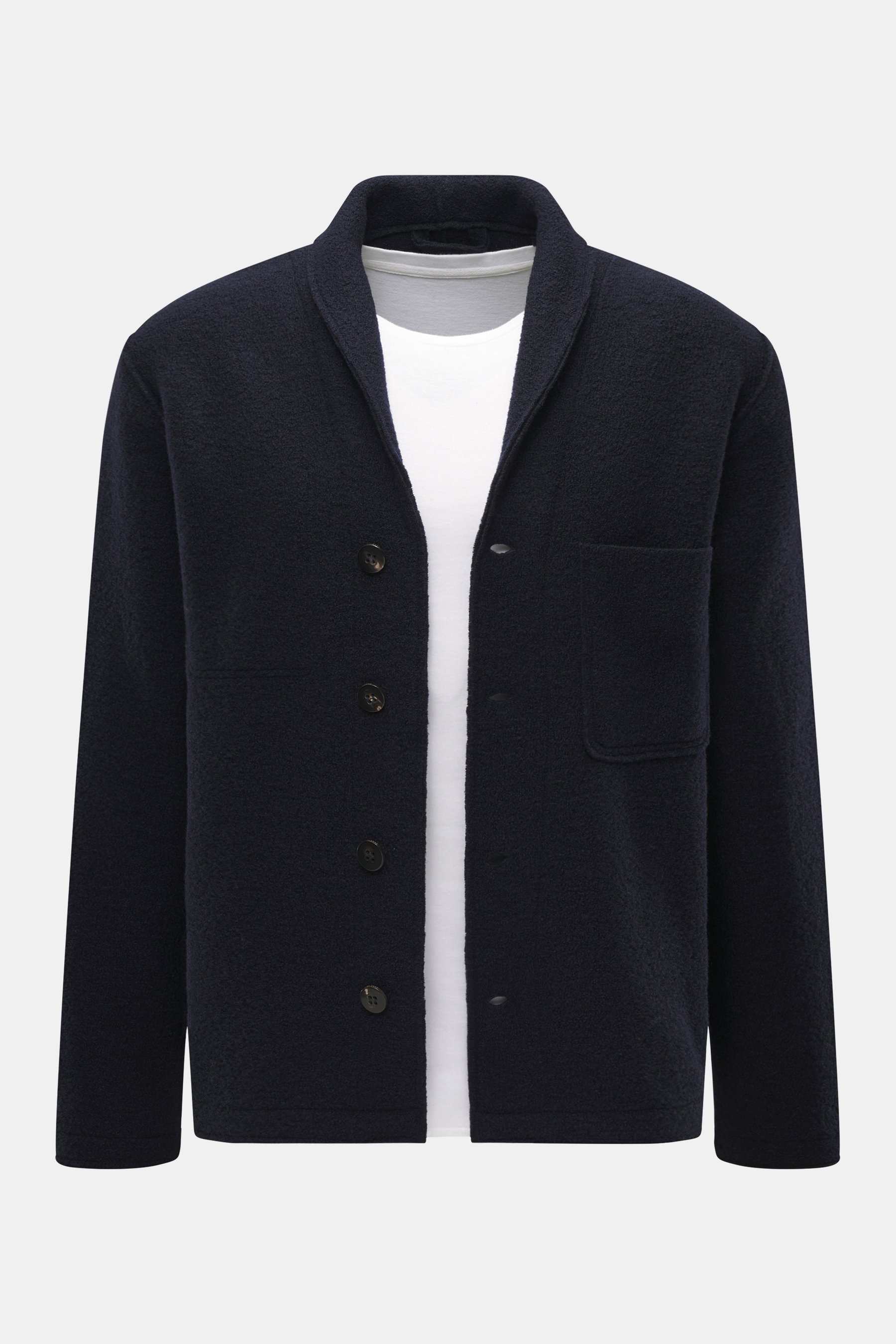 Frontansicht des 04651/ A trip in a bag Woll-Overshirt 'Boiled' navy aus Bouclé-Strick, reine Schurwolle, gewalkt, weicher Griff, Raw-Edge-Finish, Slim Fit, Vier-Knopf-Leiste, Schalkragen, Brusttasche, kurze Saumschlitze, Unconstructed Design, eine Innent