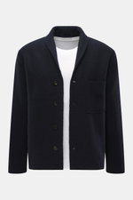 Frontansicht des 04651/ A trip in a bag Woll-Overshirt 'Boiled' navy aus Bouclé-Strick, reine Schurwolle, gewalkt, weicher Griff, Raw-Edge-Finish, Slim Fit, Vier-Knopf-Leiste, Schalkragen, Brusttasche, kurze Saumschlitze, Unconstructed Design, eine Innent