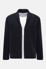 Frontansicht des 04651/ A trip in a bag Woll-Overshirt 'Boiled' navy aus Bouclé-Strick, reine Schurwolle, gewalkt, weicher Griff, Raw-Edge-Finish, Slim Fit, Vier-Knopf-Leiste, Schalkragen, Brusttasche, kurze Saumschlitze, Unconstructed Design, eine Innent