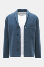 04651/ A trip in a bag Woll-Overshirt 'Boiled' graublau in Frontansicht, Bouclé-Strick aus reiner Schurwolle, gewalkte Qualität, weicher Griff, Raw-Edge-Finish, Slim Fit, Vier-Knopf-Leiste, Schalkragen, aufgesetzte Brusttasche, kurze Saumschlitze, Unconst