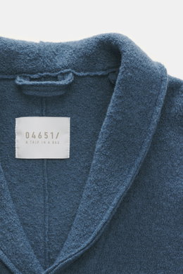 Nahaufnahme des Schalkragens vom 04651/ A trip in a bag Woll-Overshirt 'Boiled' graublau, Bouclé-Strick, gewalkte Qualität, weicher Griff, Raw-Edge-Finish.