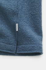 04651/ A trip in a bag Woll-Overshirt 'Boiled' graublau Nahaufnahme von Bouclé-Strick aus reiner Schurwolle, gewalkte Qualität, weicher Griff, Raw-Edge-Finish, Slim Fit.