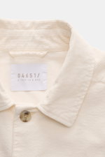 Nahaufnahme des Umlegekragens und Etiketts des 04651/ A trip in a bag Cord-Overshirt navy, Cord aus Baumwolle, Slim Fit, weich, elastisch, Fünf-Knopf-Leiste.