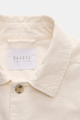Nahaufnahme des Umlegekragens und Etiketts des 04651/ A trip in a bag Cord-Overshirt navy, Cord aus Baumwolle, Slim Fit, weich, elastisch, Fünf-Knopf-Leiste.