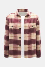Frontale Ansicht des 04651/ A trip in a bag Flanell-Overshirt beige/bordeaux kariert mit Kent-Kragen, Regular Fit, Knopfleiste, Brusttaschen, weicher Griff, ungefüttert, zwei Innentaschen.