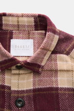 Nahaufnahme von 04651/ A trip in a bag Flanell-Overshirt beige/bordeaux kariert, Kent-Kragen, Fünf-Knopf-Leiste, weicher Griff, ungefüttert. Mix aus Wolle und hochwertiger Microfaser, Regular Fit, aufgesetzte Brusttaschen mit Patte und Knopf, Taschen in d
