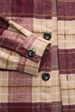 Nahaufnahme des 04651/ A trip in a bag Flanell-Overshirt beige/bordeaux kariert von schräg oben, zeigt Kent-Kragen, fünf Knöpfe, Manschetten, Brusttaschen, weichen Griff aus Wolle und Microfaser, Regular Fit, ungefüttert mit Innentaschen und kleinem Webla