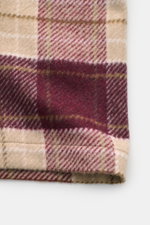 Nahaufnahme des Ärmels des 04651/ A trip in a bag Flanell-Overshirt beige/bordeaux kariert, Mix aus Wolle und Microfaser, weicher Griff.