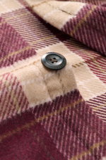 Nahaufnahme aus schräger Perspektive des Knopfs und karierten Musters des 04651/ A trip in a bag Flanell-Overshirt beige/bordeaux kariert, Mix aus Wolle und Microfaser, weicher Griff, Regular Fit, Kent-Kragen, Fünf-Knopf-Leiste, aufgesetzte Brusttaschen m