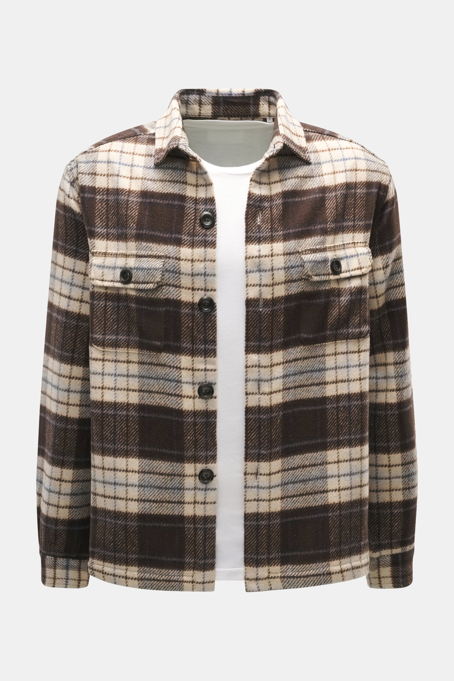 Frontale Nahaufnahme des 04651/ A trip in a bag Flanell-Overshirt beige/dunkelbraun kariert mit Kent-Kragen, Regular Fit, fünf Knöpfen, Brusttaschen mit Patte, Taschen in der Seitennaht, Manschetten, kleinem Weblabel, ungefüttert, zwei Innentaschen, Mix a