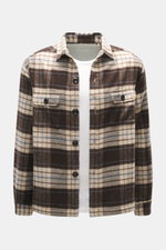 Frontale Nahaufnahme des 04651/ A trip in a bag Flanell-Overshirt beige/dunkelbraun kariert mit Kent-Kragen, Regular Fit, fünf Knöpfen, Brusttaschen mit Patte, Taschen in der Seitennaht, Manschetten, kleinem Weblabel, ungefüttert, zwei Innentaschen, Mix a