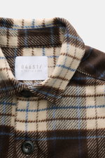 Nahaufnahme des Kent-Kragens und der Fünf-Knopf-Leiste des 04651/ A trip in a bag Flanell-Overshirt beige/dunkelbraun kariert, Regular Fit, weicher Griff, Mix aus Wolle und hochwertiger Microfaser, aufgesetzte Brusttaschen mit Patte und Knopf, Taschen in 