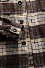 Nahaufnahme des 04651/ A trip in a bag Flanell-Overshirt beige/dunkelbraun kariert aus Wolle und Microfaser, Regular Fit, Kent-Kragen, Fünf-Knopf-Leiste, Manschetten, Brusttaschen mit Patte, Seiten- und Innentaschen, ungefüttert, weicher Griff, kleines We