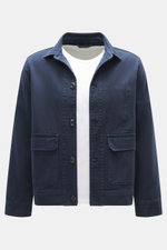 Frontale Nahaufnahme des Overshirts 04651/ A trip in a bag Overshirt 'Workwear Jacket' navy, reine Baumwolle, leicht griffig, Slim Fit, Fünf-Knopf-Leiste, Umlegekragen, aufgesetzte Brusttaschen, Unconstructed Design.