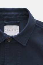 04651/ A trip in a bag Overshirt 'Workwear Jacket' navy, Nahaufnahme von Umlegekragen und Fünf-Knopf-Leiste, reine Baumwolle, Slim Fit, leicht griffig, aufgesetzte Brusttaschen, Unconstructed Design.