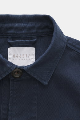 04651/ A trip in a bag Overshirt 'Workwear Jacket' navy, Nahaufnahme von Umlegekragen und Fünf-Knopf-Leiste, reine Baumwolle, Slim Fit, leicht griffig, aufgesetzte Brusttaschen, Unconstructed Design.