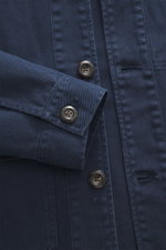 Nahaufnahme von 04651/ A trip in a bag Overshirt 'Workwear Jacket' navy, Slim Fit, reine Baumwolle, leicht griffig, Fünf-Knopf-Leiste, Umlegekragen, aufgesetzte Brusttaschen, Unconstructed Design.