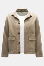 Vorderansicht des 04651/ A trip in a bag Overshirt 'Workwear Jacket' taupe aus reiner Baumwolle, Slim Fit, Umlegekragen, Fünf-Knopf-Leiste, aufgesetzte Brusttaschen, leicht griffige Haptik, Unconstructed Design.