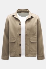 Vorderansicht des 04651/ A trip in a bag Overshirt 'Workwear Jacket' taupe aus reiner Baumwolle, Slim Fit, Umlegekragen, Fünf-Knopf-Leiste, aufgesetzte Brusttaschen, leicht griffige Haptik, Unconstructed Design.