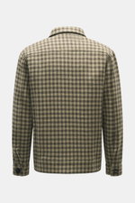 Rückansicht des karierten 04651/ A trip in a bag Overshirt 'Workwear Jacket' oliv/dark olive, Regular Fit, Baumwoll-Microfaser-Mix, weicher Griff.