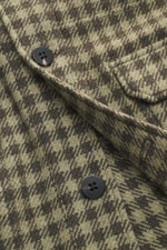 Nahaufnahme des 04651/ A trip in a bag Overshirt 'Workwear Jacket' oliv/dark olive kariert mit Karo-Webmuster, weichem Griff, Regular Fit, Umlegekragen, sechs-Knopf-Leiste, aufgesetzten Fronttaschen mit Patte, Ärmelabschlüssen mit Manschette, kleinem Webl