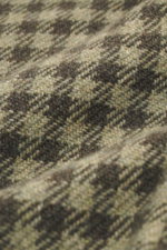 Nahaufnahme des karierten Stoffes in Oliv- und Dunkelolivtönen des 04651/ A trip in a bag Overshirt 'Workwear Jacket', gefertigt aus Baumwolle und Microfaser mit weichem Griff, Regular Fit, Karo-Webmuster, Umlegekragen, Sechs-Knopf-Leiste und Manschetten.