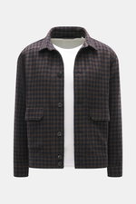 Frontansicht des 04651/ A trip in a bag Overshirt 'Workwear Jacket' navy/braun kariert mit Regular Fit, Karo-Webmuster, Baumwoll-Microfaser-Mix, sechs Knöpfen, Umlegekragen, Fronttaschen, Manschetten, Weblabel, Innentasche und weichem Griff.