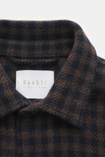 Nahaufnahme des Kragens vom 04651/ A trip in a bag Overshirt 'Workwear Jacket' navy/braun kariert mit Karo-Webmuster, Baumwoll-Microfaser-Mix, weichem Griff und Unconstructed Design.