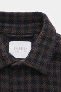 Nahaufnahme des Kragens vom 04651/ A trip in a bag Overshirt 'Workwear Jacket' navy/braun kariert mit Karo-Webmuster, Baumwoll-Microfaser-Mix, weichem Griff und Unconstructed Design.