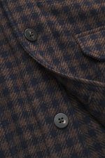 Nahaufnahme von Knopf und Karo-Webmuster des 04651/ A trip in a bag Overshirt 'Workwear Jacket' navy/braun kariert, Regular Fit, Baumwoll-Microfaser-Mix, weicher Griff, sechs Knöpfe, Umlegekragen, aufgesetzte Fronttaschen mit Patte, Ärmel mit Manschette, 