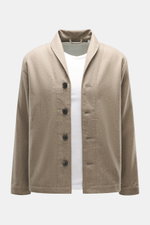 Frontansicht des 04651/ A trip in a bag Overshirt beige meliert aus Wolle und Microfaser, Slim Fit, Schalkragen, Vier-Knopf-Leiste, Taschen seitlich und innen, leicht griffige Haptik.