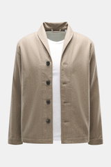 Frontansicht des 04651/ A trip in a bag Overshirt beige meliert aus Wolle und Microfaser, Slim Fit, Schalkragen, Vier-Knopf-Leiste, Taschen seitlich und innen, leicht griffige Haptik.