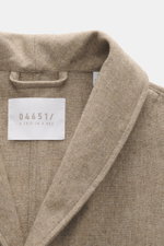 Nahaufnahme des Schalkragens und Innenetiketts des 04651/ A trip in a bag Overshirt beige meliert, Mix aus Wolle und Microfaser.