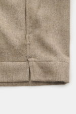 Nahaufnahme des Materials und Nähte des 04651/ A trip in a bag Overshirt beige meliert, Mix aus Wolle und Microfaser, Slim Fit, Schalkragen, Vorderansicht.