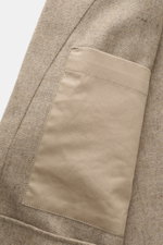 Nahaufnahme des Innenfachs und Ärmels des 04651/ A trip in a bag Overshirt beige meliert, Mix Wolle und Microfaser, Slim Fit, Schalkragen, Vier-Knopf-Leiste, Taschen seitlich, Innentasche, leicht griffige Haptik, aus schräger Perspektive.