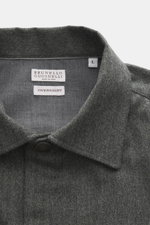 Brunello Cucinelli Overshirt graugrün meliert, Detailaufnahme von Kent-Kragen und Etikett, reine Schurwolle, Slim Fit, softer Griff.