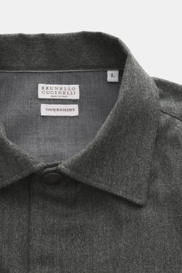 Brunello Cucinelli Overshirt graugrün meliert, Detailaufnahme von Kent-Kragen und Etikett, reine Schurwolle, Slim Fit, softer Griff.