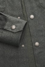 Nahaufnahme des graugrün melierten Brunello Cucinelli Overshirts aus reiner Schurwolle, Slim Fit, mit Kent-Kragen, Brusttaschen und Druckknöpfen.