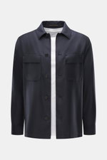 Incotex Overshirt navy, frontal fotografiert, Mix aus Schurwolle und Seide, feine Twill-Struktur, edler Seidenglanz, glatter Griff, Regular Fit, Fünf-Knopf-Leiste, Umlegekragen, Brusttaschen mit Patte, Ärmelabschlüsse mit Knopf.
