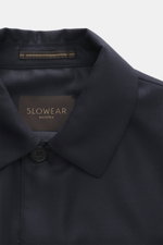 Nahaufnahme des Incotex Overshirt navy, fotografiert von oben, mit Umlegekragen, Fünf-Knopf-Leiste, feiner Twill-Struktur, edlem Seidenglanz, Brusttaschen mit Patte, Ärmelabschlüssen mit Knopf, Regular Fit, Mix aus Schurwolle und Seide, glattem Griff.