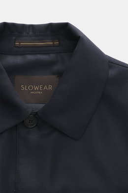 Nahaufnahme des Incotex Overshirt navy, fotografiert von oben, mit Umlegekragen, Fünf-Knopf-Leiste, feiner Twill-Struktur, edlem Seidenglanz, Brusttaschen mit Patte, Ärmelabschlüssen mit Knopf, Regular Fit, Mix aus Schurwolle und Seide, glattem Griff.