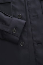 Nahaufnahme des Incotex Overshirt navy, seitliche Perspektive, Mix aus Schurwolle und Seide, feine Twill-Struktur, edler Seidenglanz, glatter Griff, Regular Fit, Fünf-Knopf-Leiste, Umlegekragen, Brusttaschen mit Patte, Ärmelabschlüsse mit Knopf.