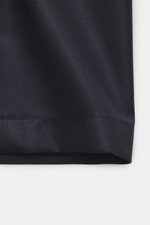 Incotex Overshirt navy aus schurwolle und seide, feine Twill-Struktur, edler Seidenglanz, glatter Griff, Regular Fit, fünf-Knopf-Leiste, Umlegekragen, Brusttaschen mit Patte, Ärmelabschlüsse mit Knopf, Nahaufnahme Stoffstruktur.