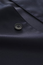 Nahaufnahme des Incotex Overshirt navy, Mix aus Schurwolle und Seide, feine Twill-Struktur, edler Seidenglanz, glatter Griff, Fünf-Knopf-Leiste sichtbar.
