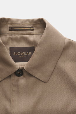 Incotex Overshirt braun, Nahaufnahme von Umlegekragen, Mix aus Schurwolle und Seide, feine Twill-Struktur, edler Seidenglanz, glatter Griff.