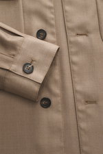Incotex Overshirt braun aus Schurwolle und Seide, feine Twill-Struktur, Seidenglanz, glatter Griff, Regular Fit, Fünf-Knopf-Leiste, Umlegekragen, Brusttaschen mit Patte, Ärmel mit Knopf, Detailansicht.