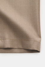 Incotex Overshirt braun im Detail aus schräger Nahaufnahme, Mix aus Schurwolle und Seide, feine Twill-Struktur, edler Seidenglanz, glatter Griff, Regular Fit, Fünf-Knopf-Leiste, Umlegekragen, Brusttaschen mit Patte, Ärmelabschlüsse mit Knopf.