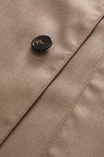 Nahaufnahme des braunen Incotex Overshirts aus Schurwolle und Seide, zeigt feine Twill-Struktur, edlen Seidenglanz, glatten Griff, Fünf-Knopf-Leiste, Umlegekragen, Brusttaschen mit Patte und Ärmelabschlüsse mit Knopf, Perspektive von oben.